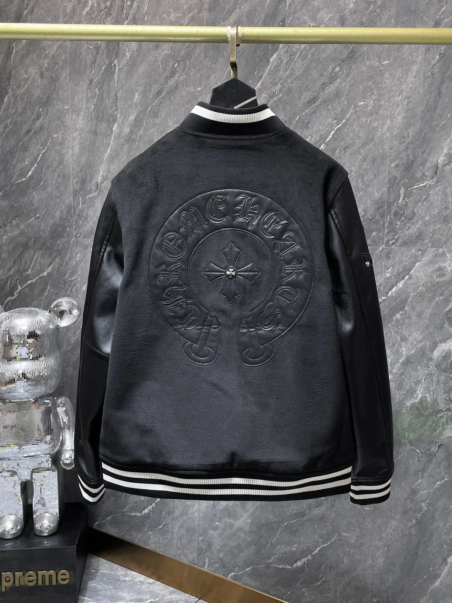 P436 new highest version! Chrome Hearts 🍁Winter clothing is here🍁 Sanskrit cross woolen leather sleeves spliced ​​with baseball embroidery cotton clothes, heavy embroidery ➕ special craftsmanship for double sleeve splicing, counter synchronization, heavy industry! ! Customized version of thickened woolen fabric, silk lining, customized version of hardware, not the ordinary version on the market! ! 🌈Recommended colors: black red 🌈Code numbers: S, M, L, XL